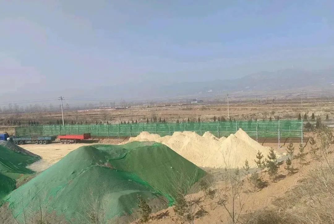 忻州代县阳明堡镇:上砂河村固体废料 露天堆放无人管?