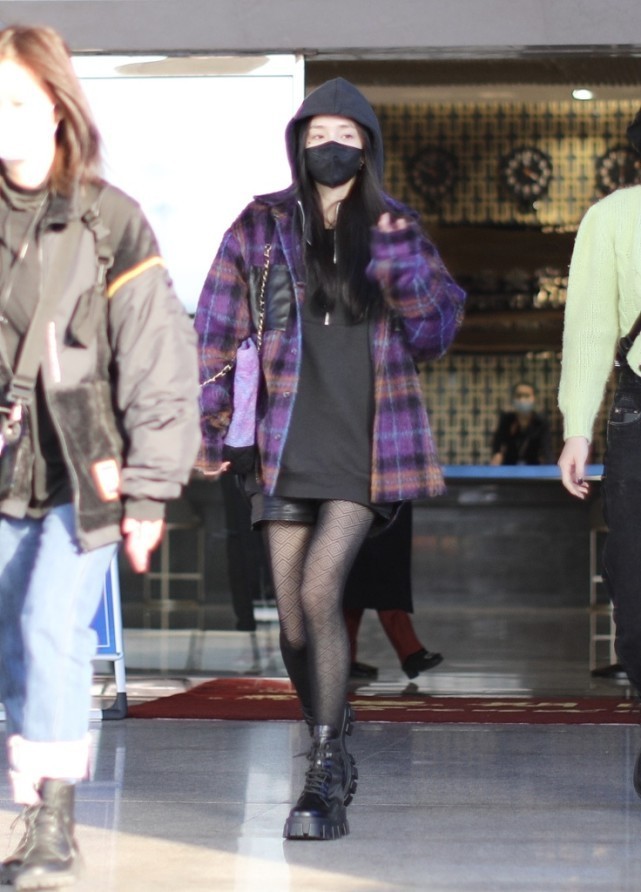 过程 杨幂看着和小女孩一样,下雪天穿着笨重棉服出门,圆圆鼓鼓很可爱