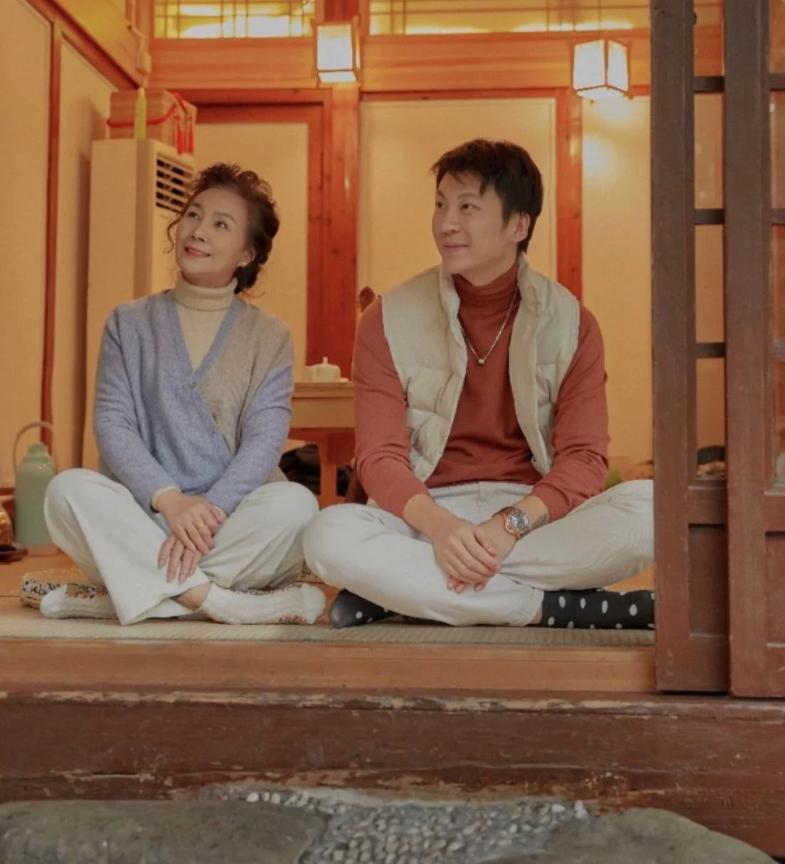 显得 65岁阿姨才不扮嫩,穿毛衣和1米9儿子度假,从容老去把日子过成诗