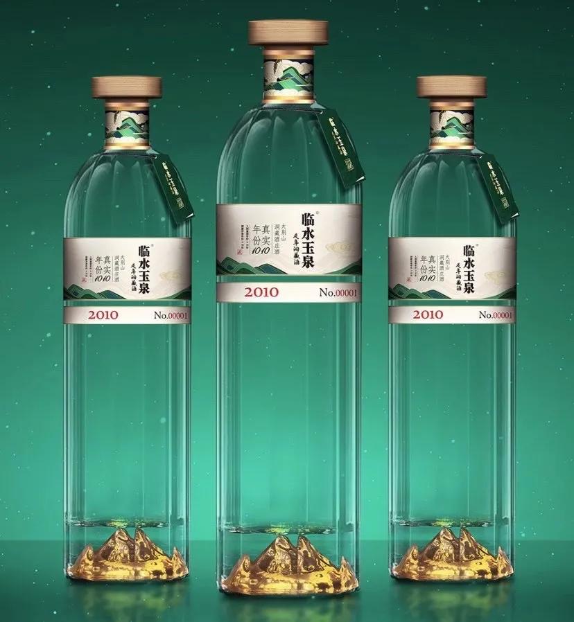 当酒瓶与盒身融为一体时,正是临水玉泉尝试与创新的理念成就了这款