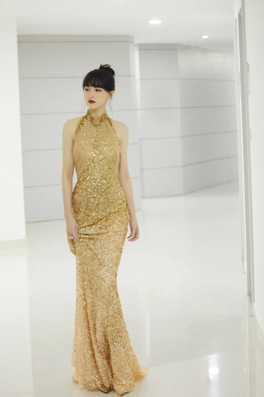 黄圣依 黄圣依、唐嫣、沈梦辰和迪丽热巴的裙装,光泽出现,优雅更为贵气