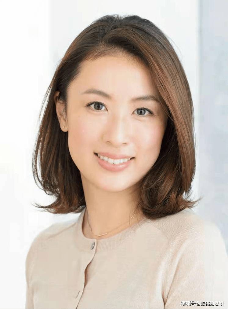 发型45岁女人剪什么短发显年轻？这三种短发时尚又干练，每一款都减龄