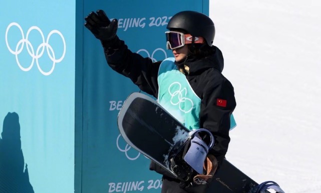 超帅 苏翊鸣一跳封神大爆火！身披国旗成英雄，超帅“刹车” 拿下金牌