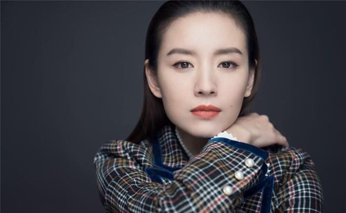 初恋 女人自己带娃也能活得精致，看董洁就知道了，39岁还一张初恋脸