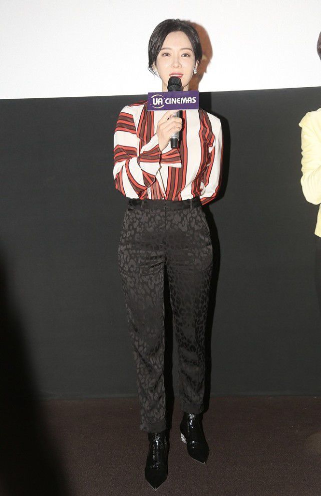 套装 陈数灰色条纹套装简约低调，可气质咋都盖不住