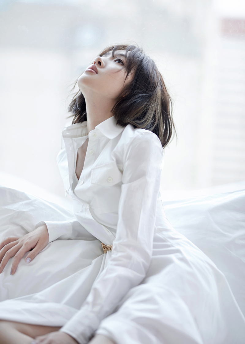 唐艺昕 辣妈唐艺昕真放得开,白色衬衫裙清纯如少女,露出小脚丫有点撩人