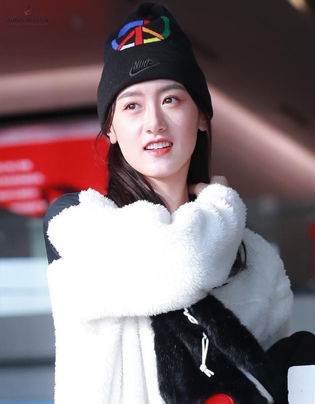 一身 袁冰妍和赵露思相差6岁，同穿白色毛绒夹克，一个酷帅一个甜美！