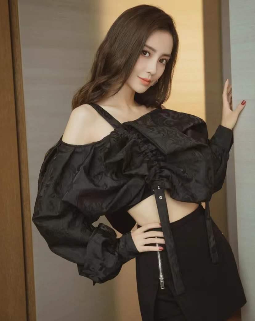 杨颖 离婚后的杨颖越来越大胆,穿牛角大衣+黑色紧身裤,少女感很足