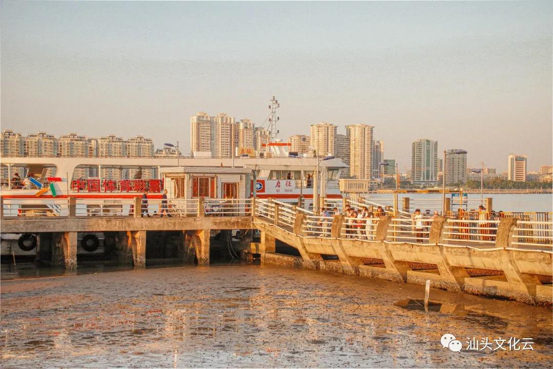 窥见历史 | 鸣笛起,汕头的海上江湖_轮渡_码头_广场