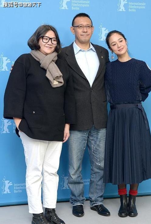 陈凯歌原配洪晃久违亮相60岁年纪穿黑白西装女强人气场很强