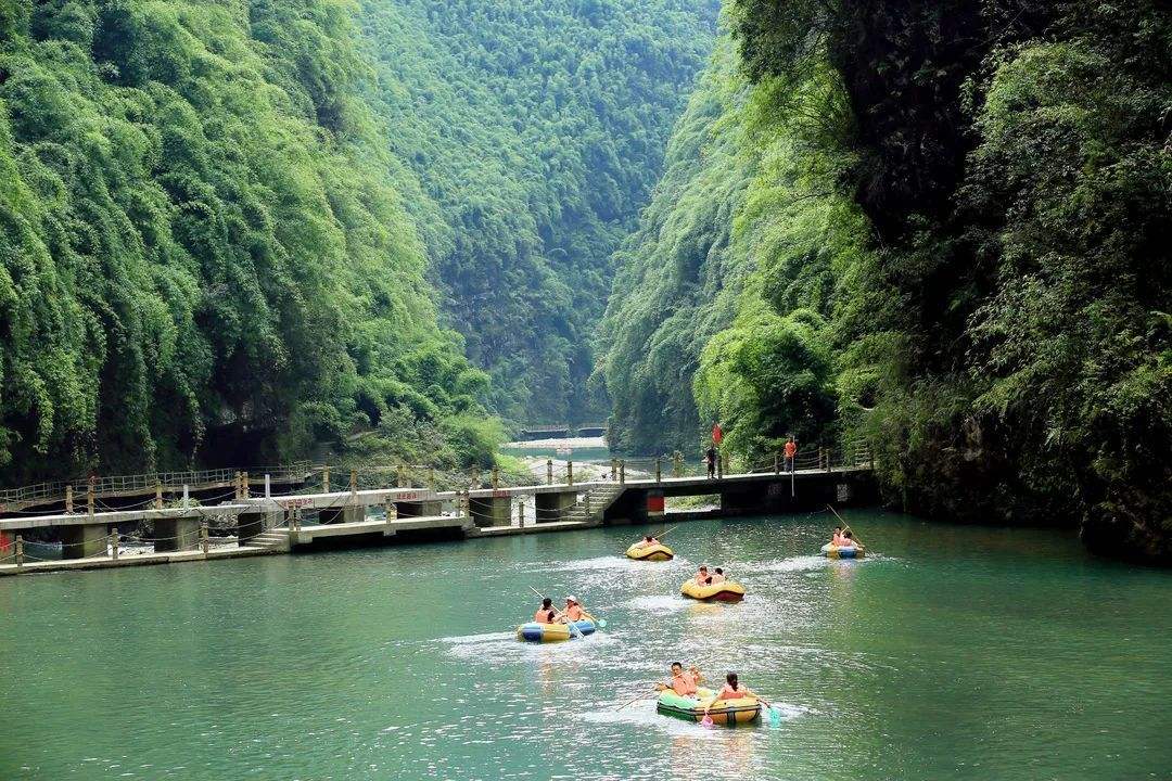 重庆一条河流，融山、水、林、泉、峡于一体，是5A级旅游景区