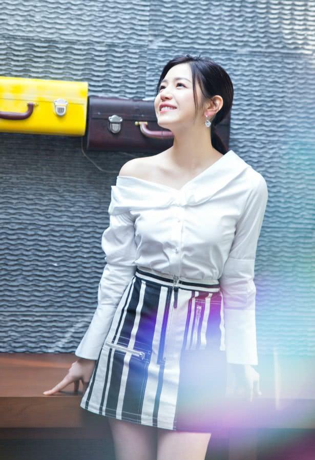 显得 陈妍希就靠一件白衬衫，穿出了妈妈最爱的样子，甜美乖巧两不误！