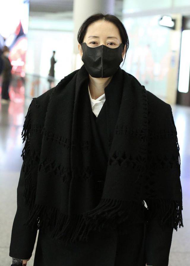 身材苗条 刘敏涛的私服依旧低调，穿黑大衣走机场似路人，但配围巾后就变了