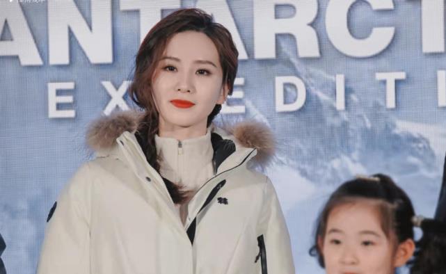 营业 刘诗诗元宵营业照造型封神！穿露肩白裙秀天鹅颈，吴奇隆到宝了