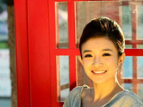 撒贝宁新节目杀青妻子李白甜蜜探班大合照时俩人双手紧挽