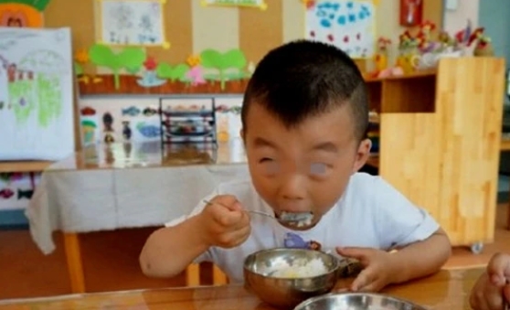 因为|男孩一顿吃4碗饭惹老师不满，家长拿出一张照片后，老师沉默了