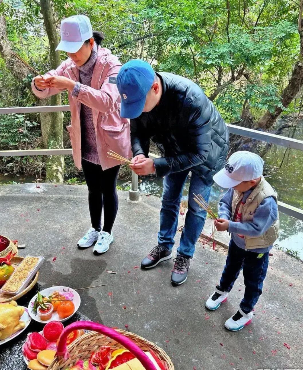 承德 胡杏儿元宵陪老公回农村,用扁担挑货接地气,三娃同穿唐装好喜庆