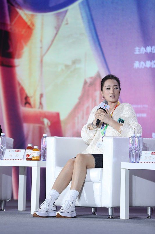 方法学巩俐的毛衣简略的调配,舒服显瘦还挺显嫩的