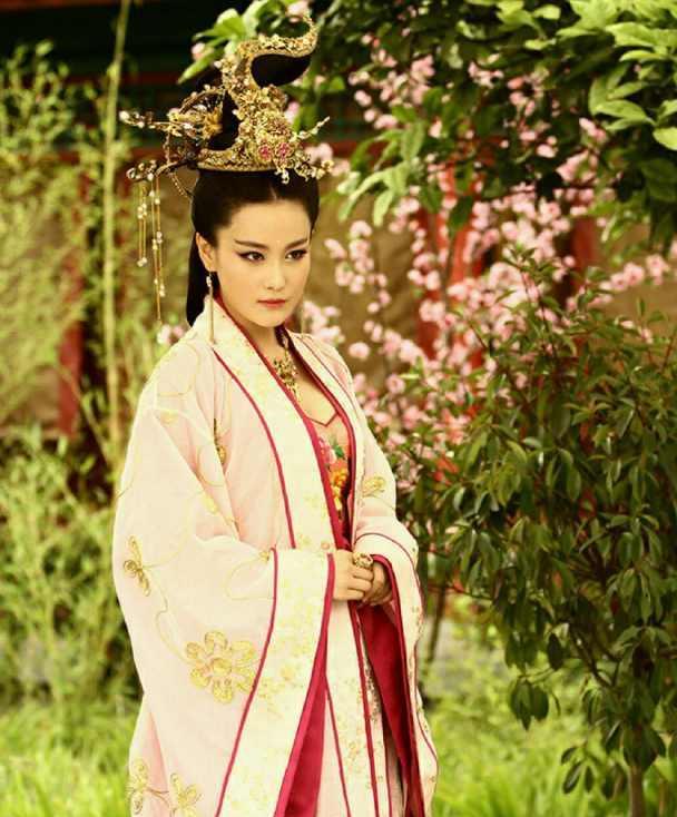 张馨予演饰的:苏妲己,可能在这几版苏妲己中属于比较豪华的一版,满身