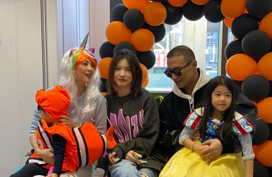 毛衣 章子怡真贤惠！素颜穿毛衣包饺子不熟练，老父亲身旁指导太抢风头