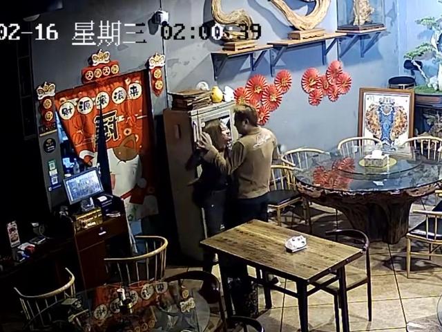 原创饭店打烊后老板搂着妻子跳双人舞网友这才是生活该有的样子