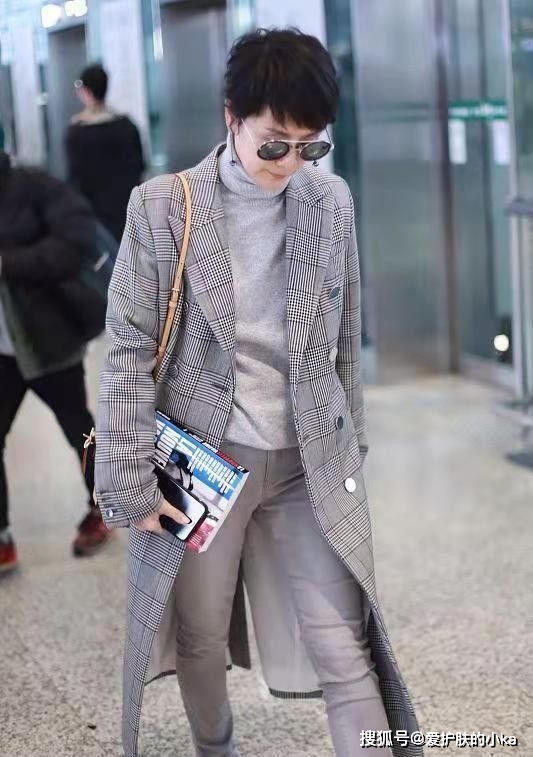 海清 海清中年过得挺时尚,一身灰色搭配低调高级,“国民媳妇”好优雅