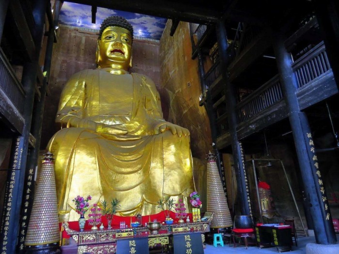 "万里长江第一大佛"便是对重庆江津石门大佛的美誉,其寺院也是中国