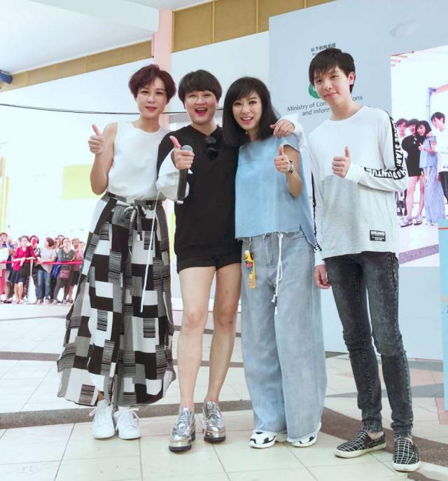 高跟鞋 米雪可真敢穿,红色毛衣搭皮短裤比年轻人还敢穿,哪像63岁的样子