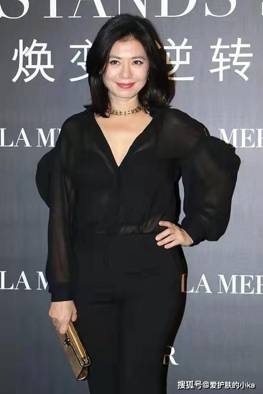 色彩 天然脸到了老年也优雅,钟楚红简单衬衫就很美,风采不减当年