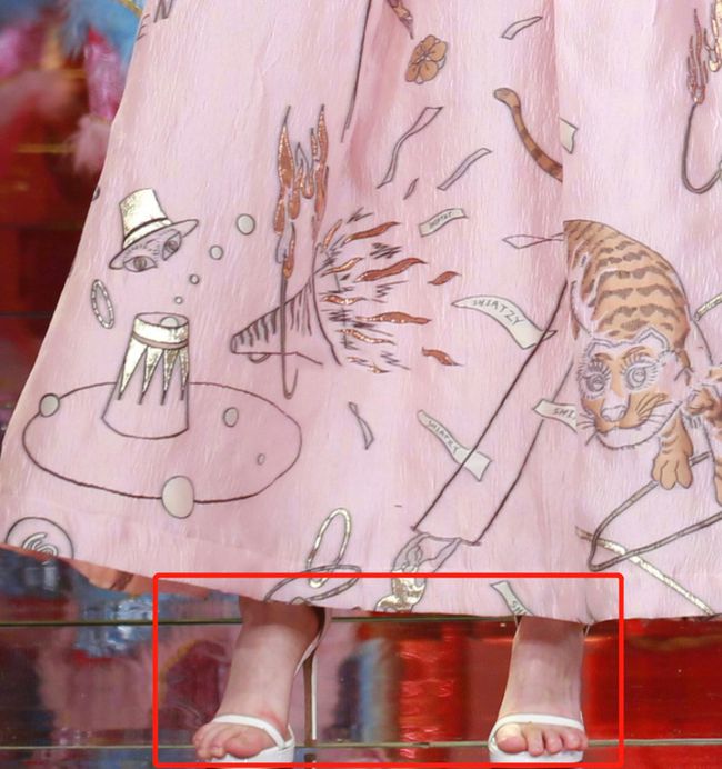 宋轶穿小鞋脚趾扣地看着疼金晨杜江穿粉色皮肤色差太明显