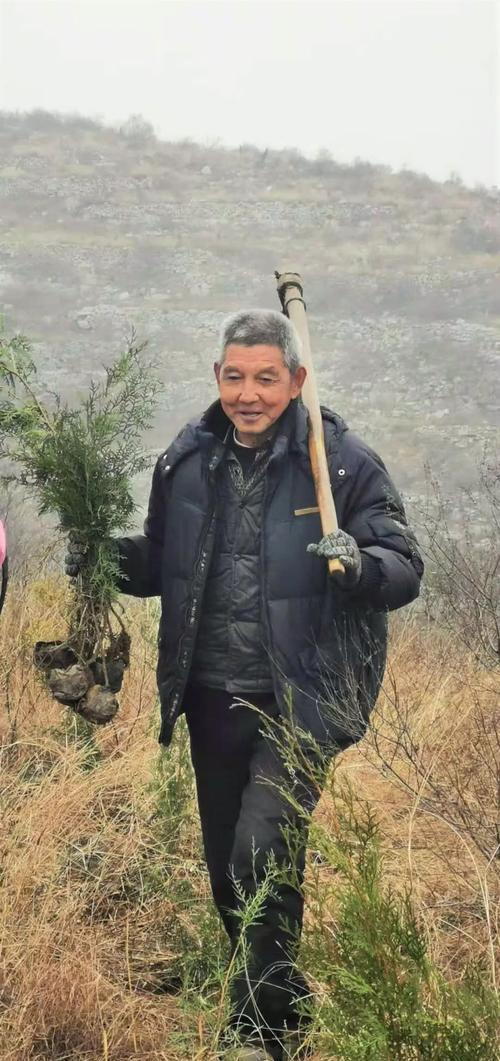 原创肖永银正在办公哨兵通知说有位老乡找他将军想这个人是谁