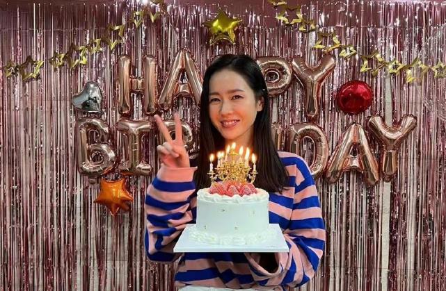 爱珍 孙艺珍结婚后首次公开亮相！颜值跌，穿短裙身材暴瘦好憔悴