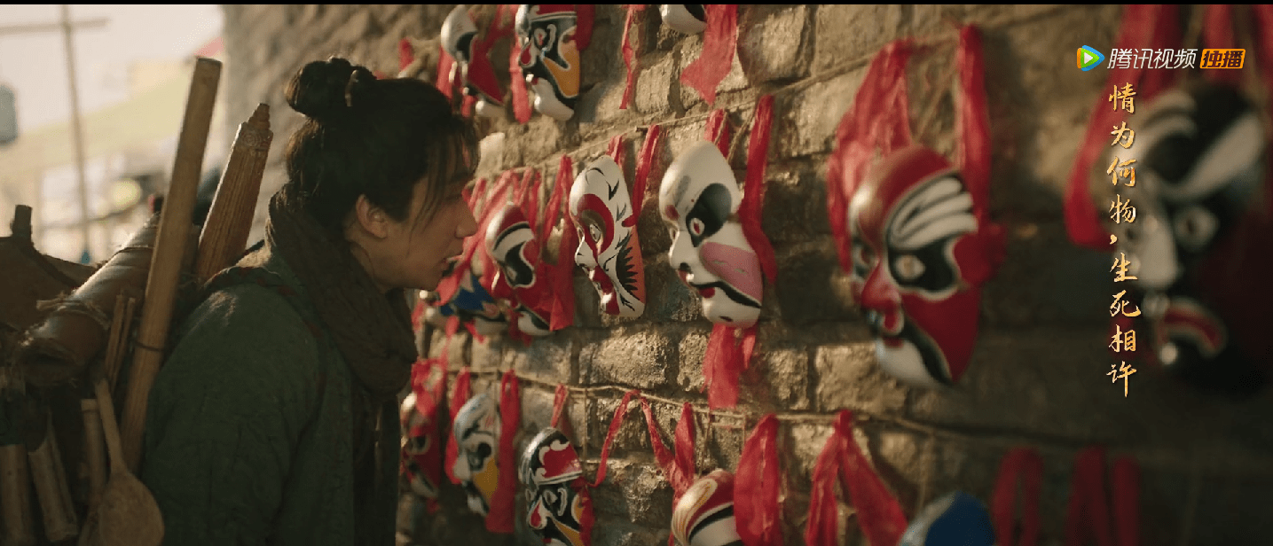 墙下的面具摊,也是一模一样的复制,于细微处,处处与《大话西游》相