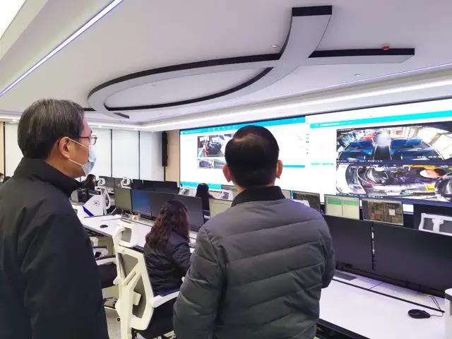 市交通产业集团党委副书记倪宝成,集团党委委员,客运集团董事长高金林