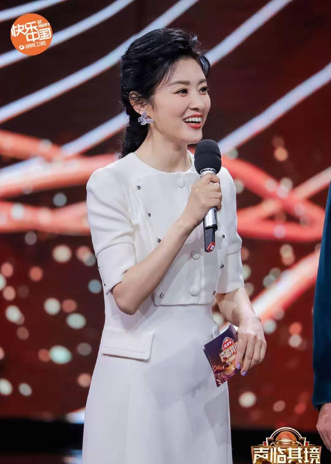 骨子里周涛气质太好了，穿小白裙主持《声临其境》，51岁美得端庄优雅