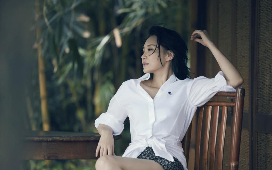 大气 她50岁不老被赞冻龄,今穿V领连体裤背“新华字典”,太吸睛了