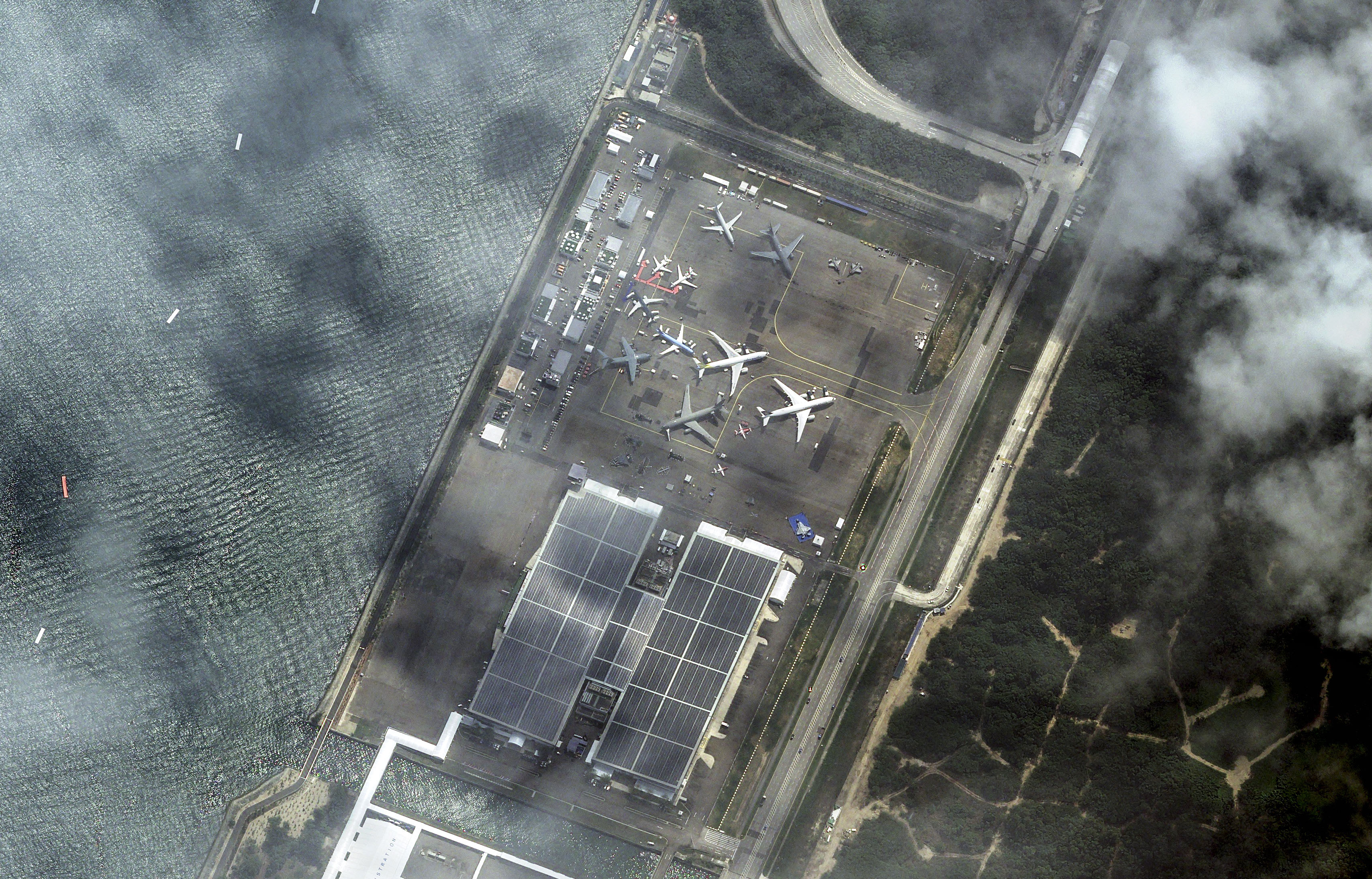 Airbus satellite photo, the lower right corner is the TF-X model, one circle larger than the F-35 in the upper right corner