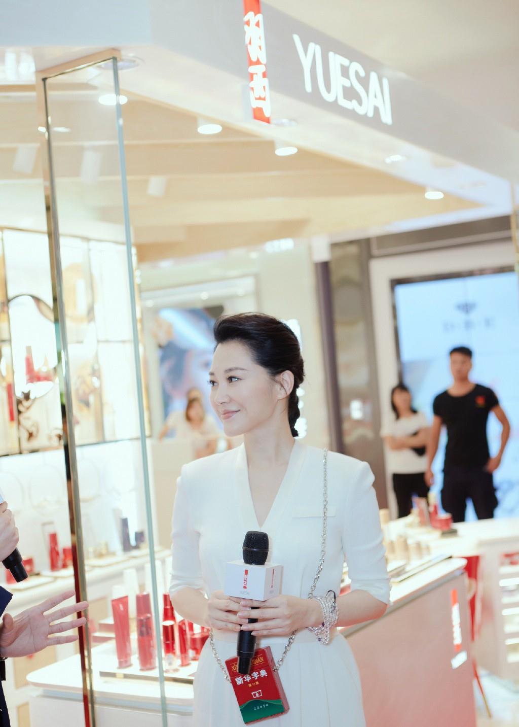 大气 她50岁不老被赞冻龄,今穿V领连体裤背“新华字典”,太吸睛了