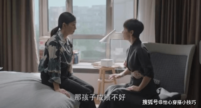 花花 “大花”单品廉价又老气？奔五女人学学陶虹，换种图案高级又优雅