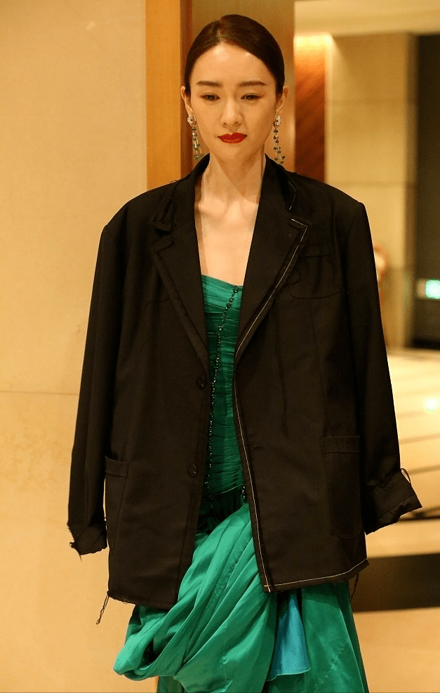 设计 童瑶的身材太好了，把“锡纸裙”穿身上还宽松，一点多余肉都没有