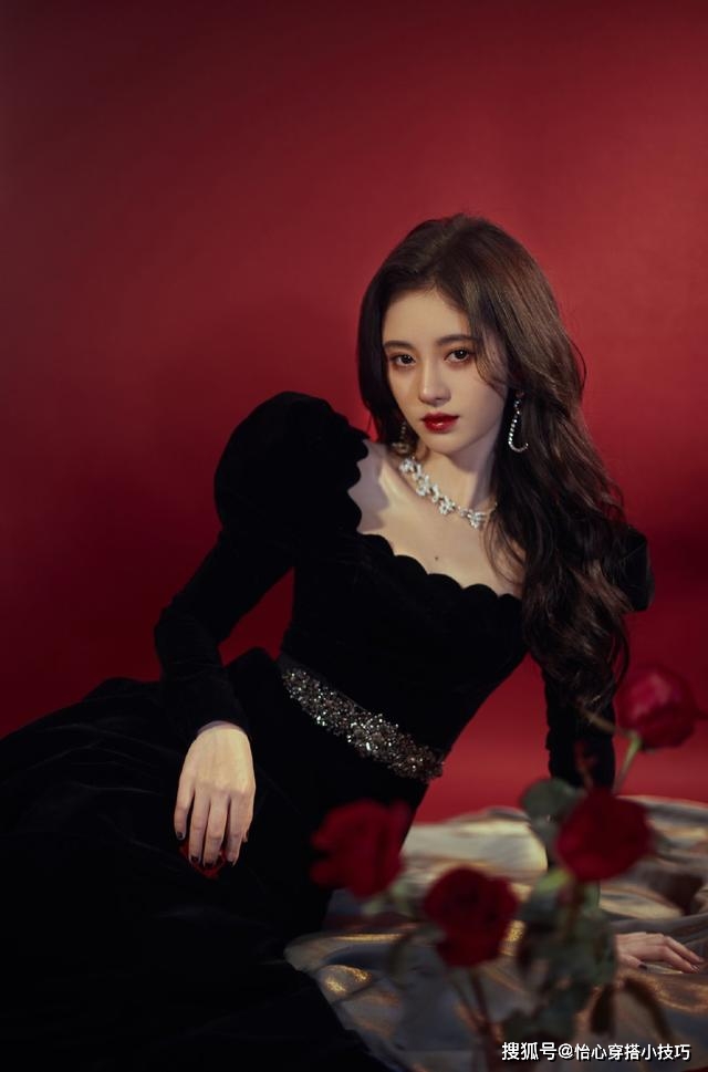 女王有种口红叫“绝美红毯色”，杨幂女王范标配，鞠婧祎凹造型全靠它