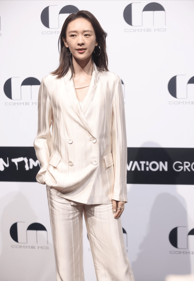 设计 童瑶的身材太好了，把“锡纸裙”穿身上还宽松，一点多余肉都没有