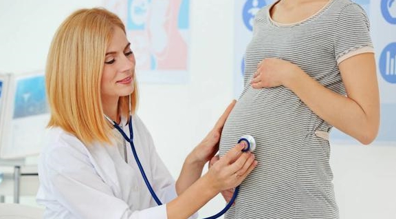 生下|42岁老阿姨与25岁小鲜肉结婚,顺利生下双胞胎,网友:令人羡慕