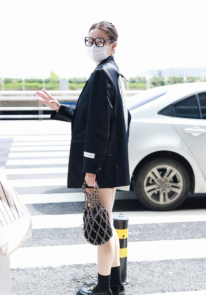 黑色 宋佳在荒郊野外拍戏,穿普通T恤气质都出众,而且42岁不见老!