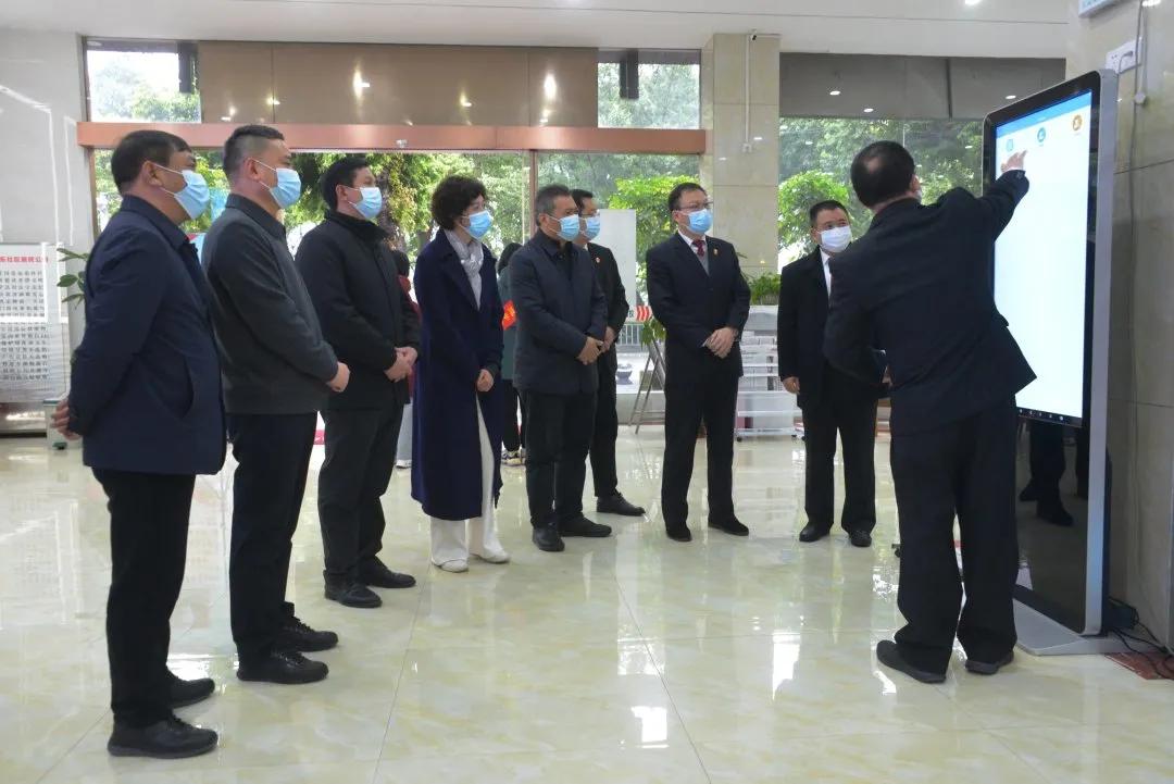 常务副院长赵志军,市中院党组书记,院长杨晓春,区委书记余捷陪同调研