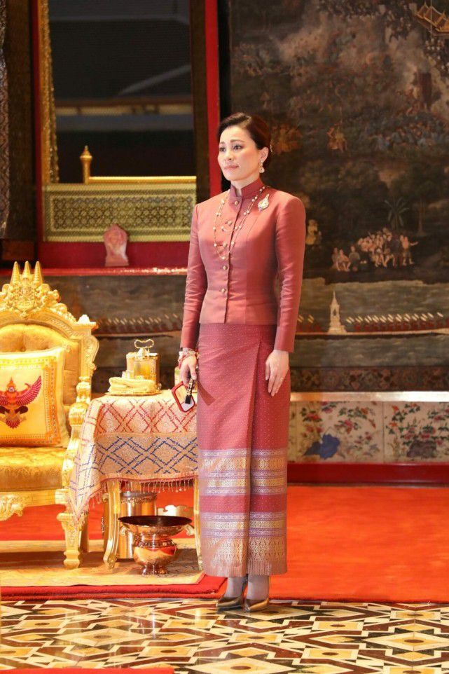 国王 苏提达穿红裙迷倒国王,笑容太甜了