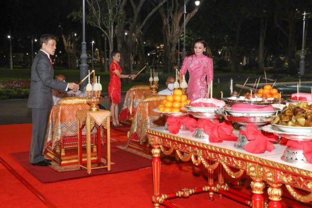 国王 苏提达穿红裙迷倒国王,笑容太甜了