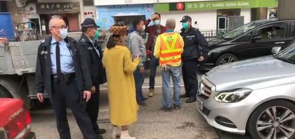 吊臂 胆子真大！72岁汪明荃独自驾奔驰撞上吊臂车，网友：幸好人没事