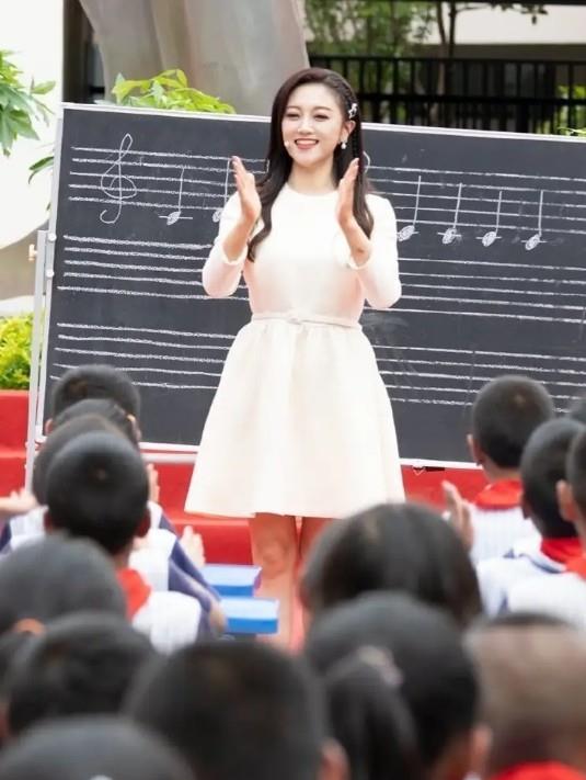 好身材 王小玮单身后更会打扮了,穿丝绒连体裤比例优越,时髦又利落