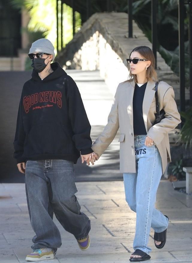 毛衣 海莉穿得比比伯还霸气,西装叠穿毛衣T恤,休闲简约还有气场